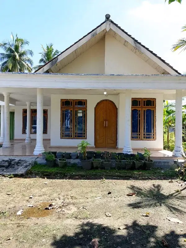 Rumah dan Pekarangan luas, lokasi strategis pinggir jalan  utama