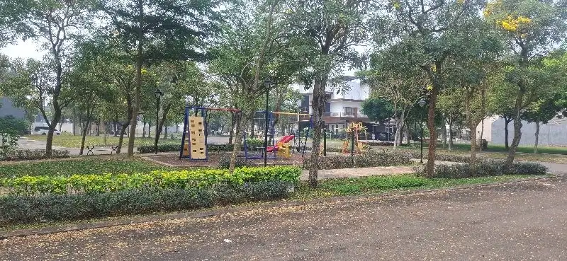 rumah 1 lantai depan taman jual murah, suvarna sutera. bebas banjir.