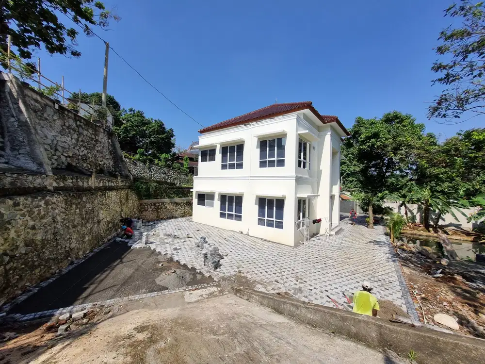 Dijual Villa 2 Lt, 1400 m2, dekat kota wisata, ada kolam, depan masjid