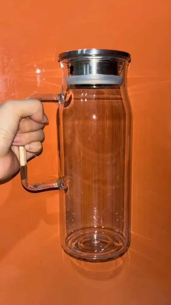 Pitcher kaca sekitar 1 liter an