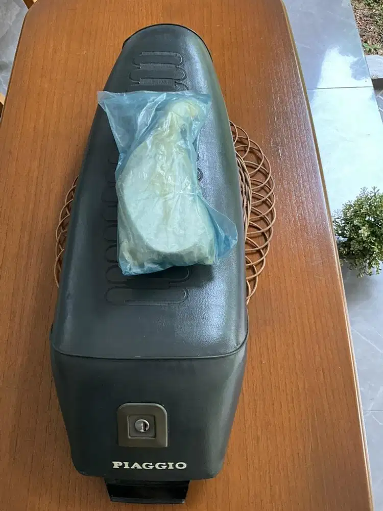 Jok Vespa Corsa & Spion NOS Corsa thn Muda ( sebelah kiri)