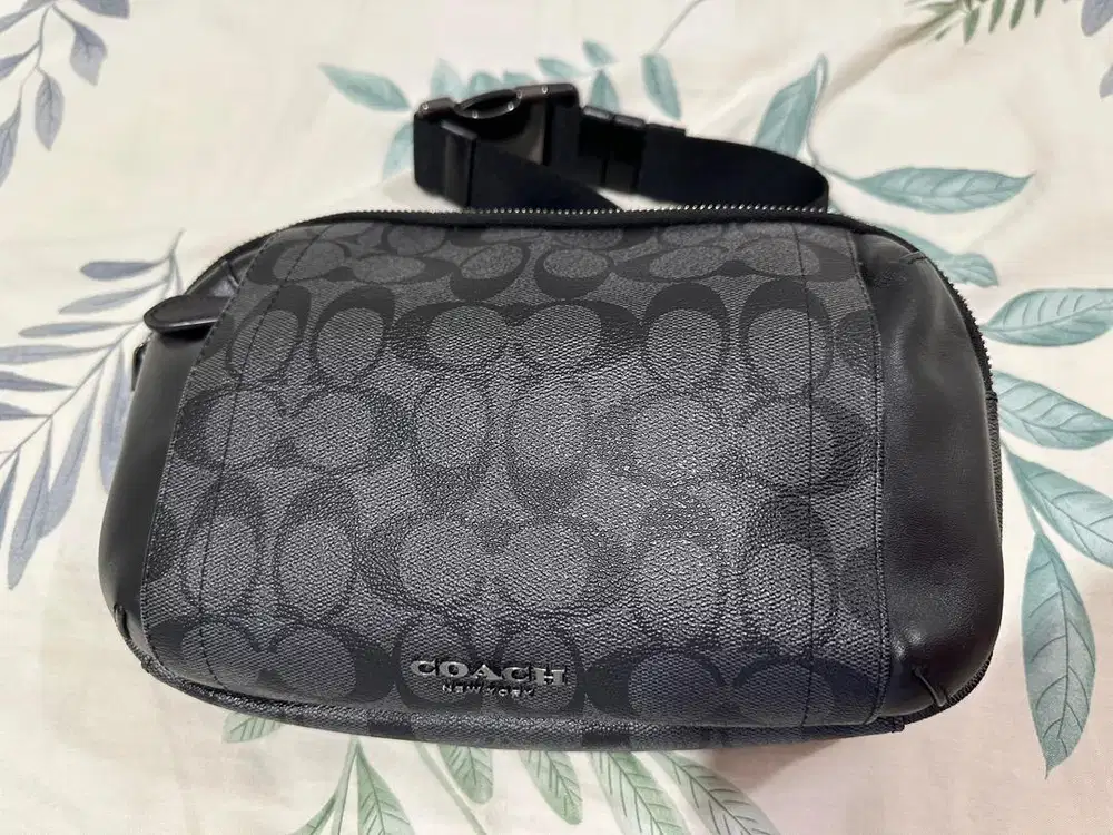 COACH Signature Graham Utility Body Bag superb condition like new!