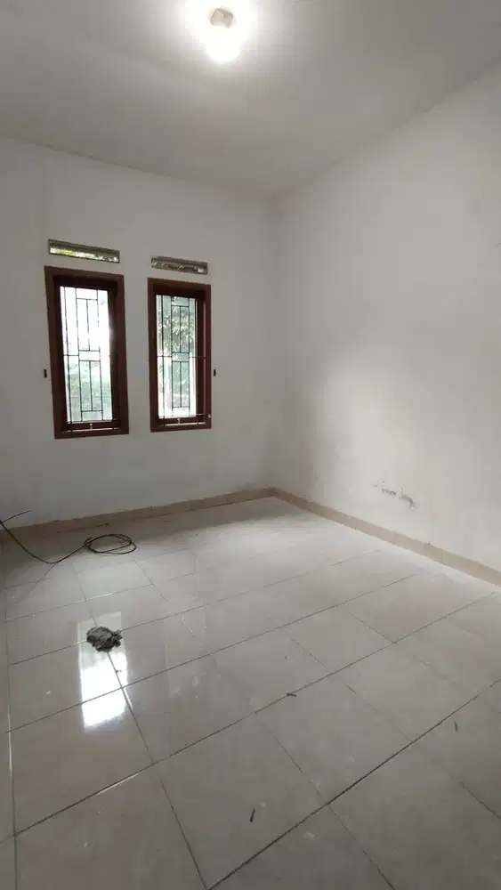 jarang ada Dijual Rumah Jalan utama komplek Bumi sariwangi 1