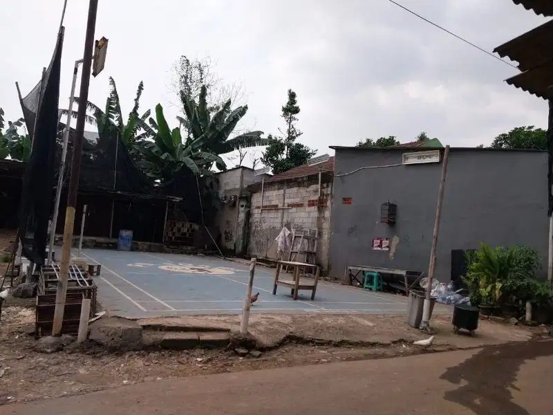 Tanah datar sudah diurug tinggi. bentuk persegi nempel Bintaro sektor IX