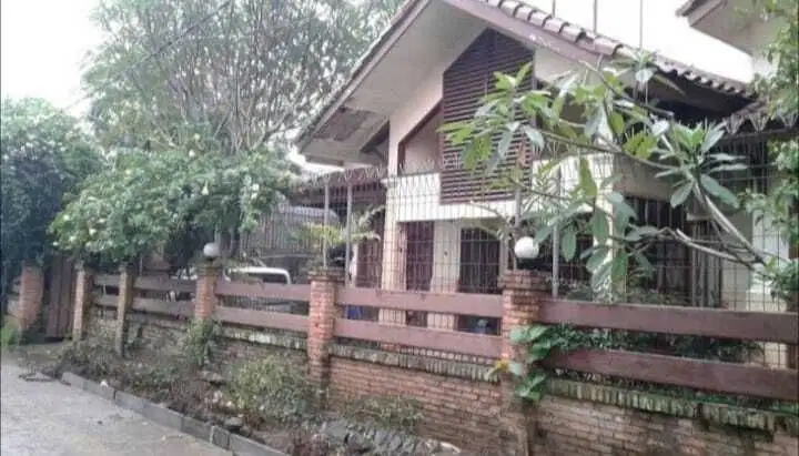 Rumah Asri dan tenang di Selatan Jakarta,1 menit dari pintu tol Andara