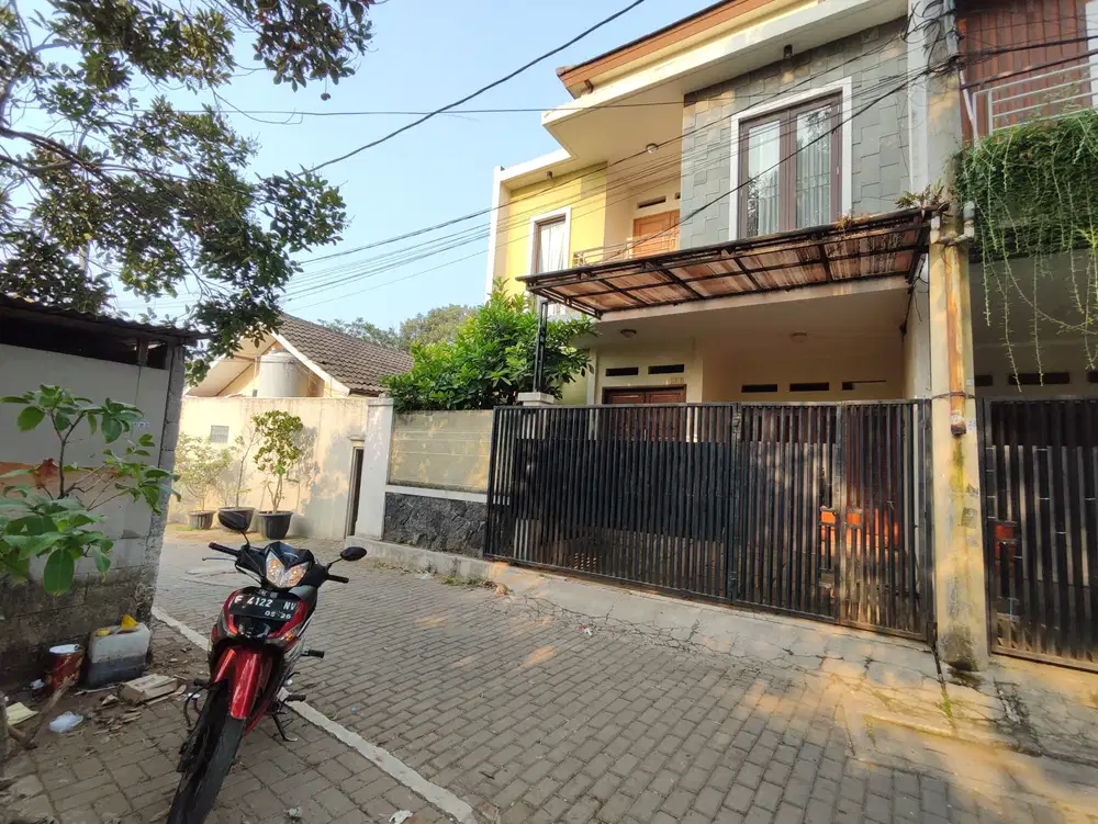 Rumah 2 lantai di pojok jalan tenang, cilandak jakarta selatan