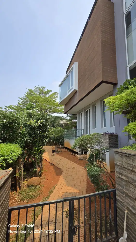 Rumah 3 Lantai hook LT 725m2 LB 1000m2