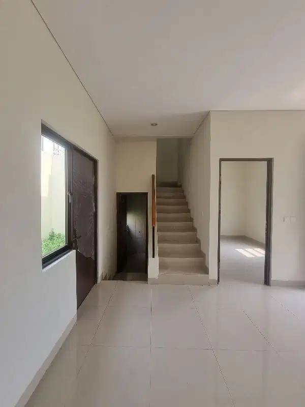 di jual rumah 2 lantai di lokasi strategis pinggir jalan utama