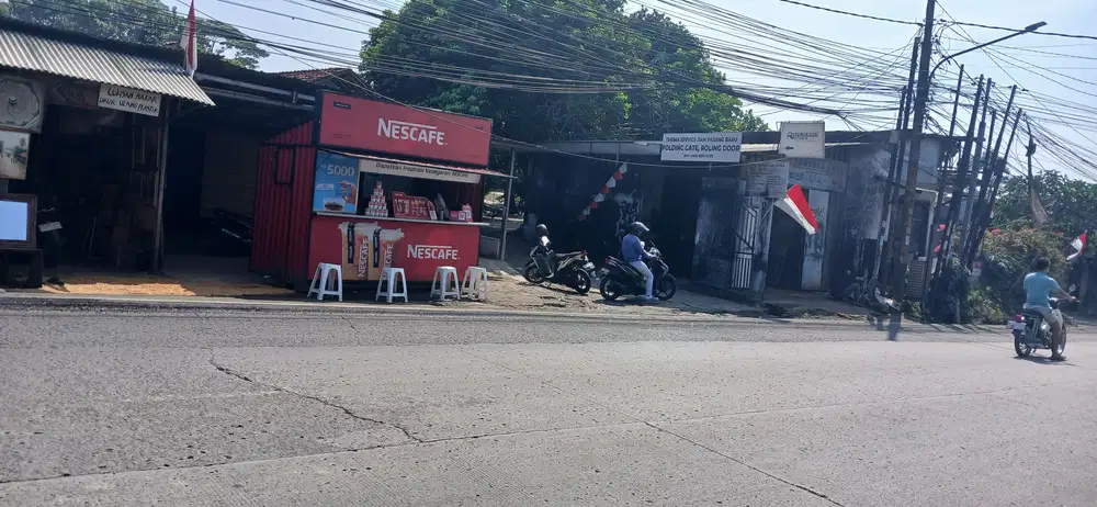 Tanah pingir jalan raya