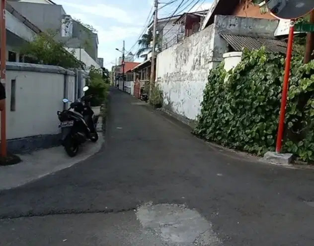 Rumah tua hitung tanah jual cepat lokasi sangat bagus.