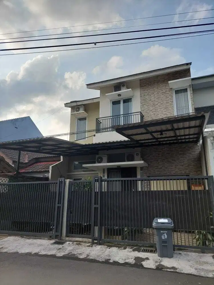 Dijual Rumah Semi Furnished, Lokasi Strategis di Griya Loka
