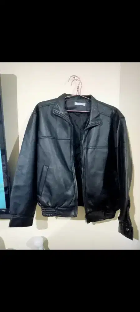 Jaket bahan Polyester (bukan kulit) cukup tebal ada spon di dalam