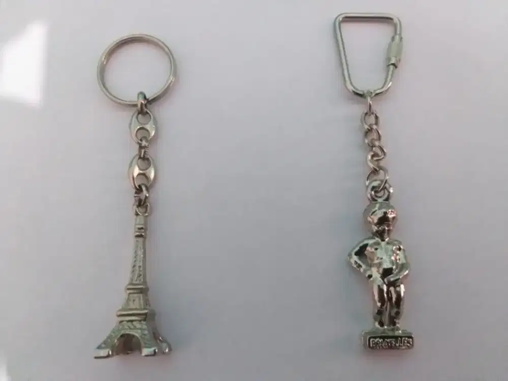 Gantungan Kunci Menara Eifel Perancis & Anak Kecil Khas Belgia