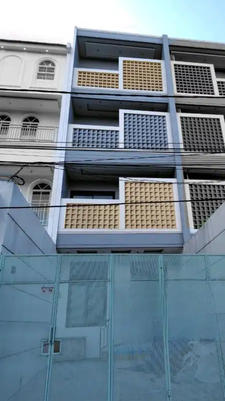 RUMAH BARU 4 LANTAI DENGAN SWIMMING POOL, MERUYA UTARA