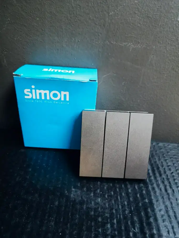 Simon i7 Series 3 Gang 1 Way Gray