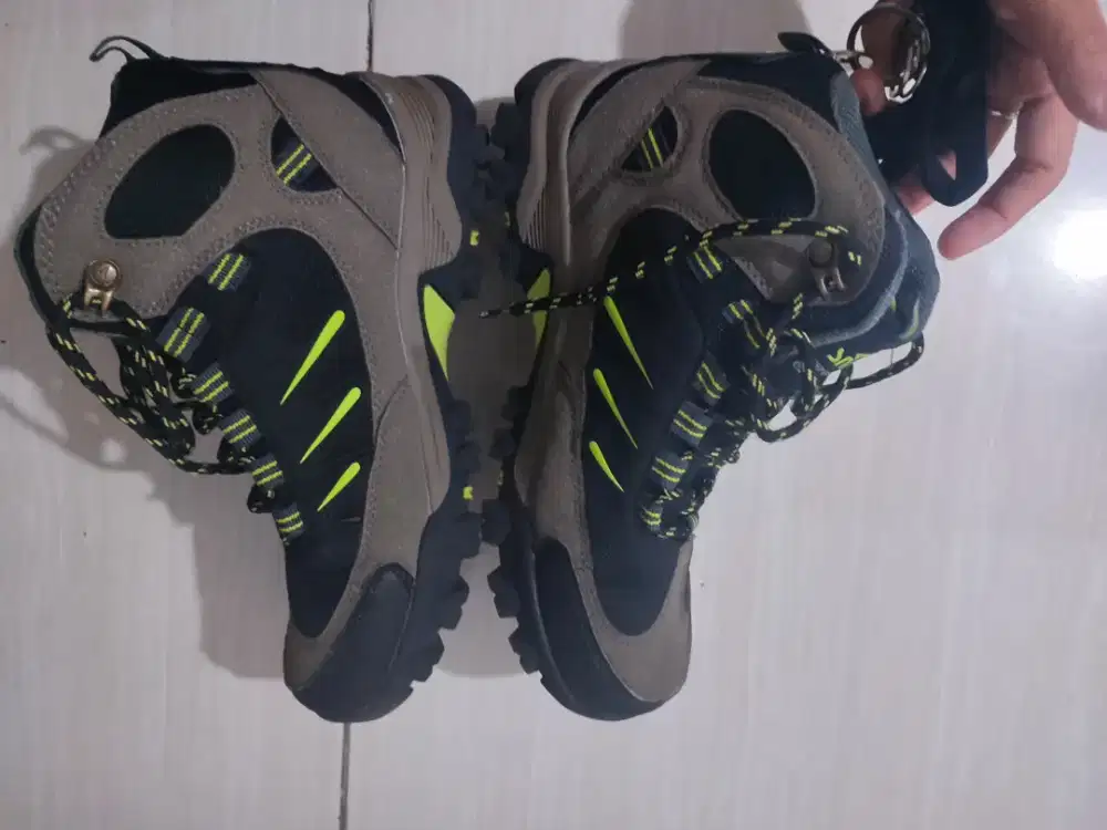 Sepatu gunung merk SNTA