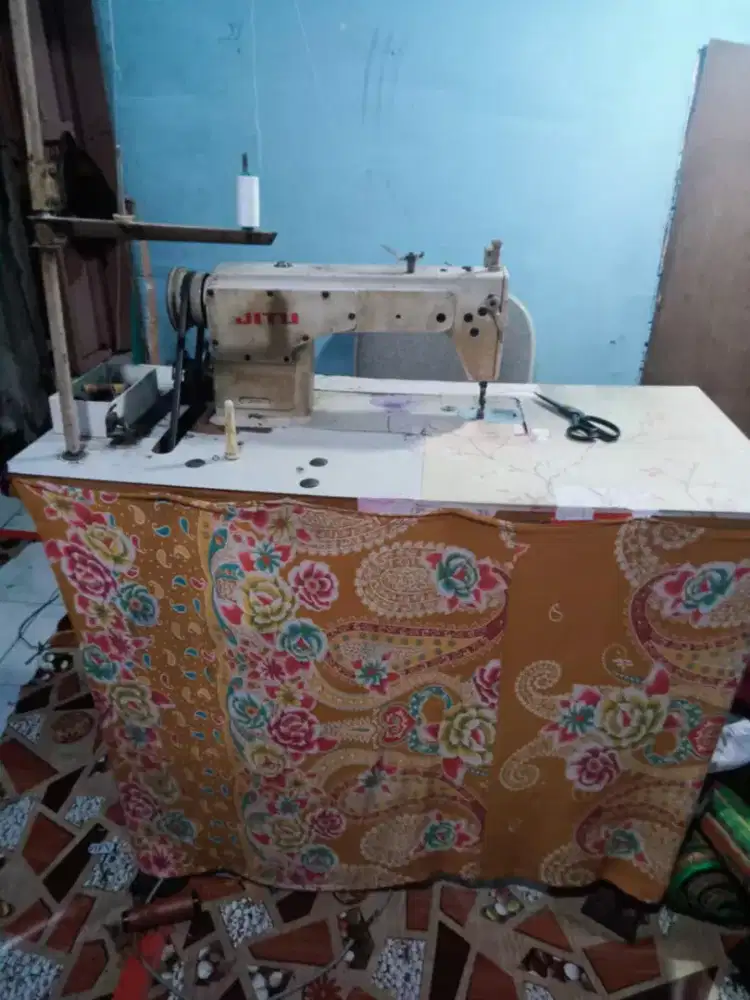 Mesin jahit jarum satu dan mesin obras benang 5