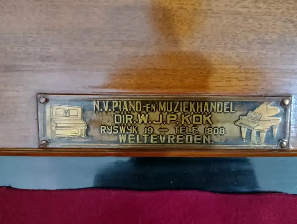 Piano Klasik Kayu Jati