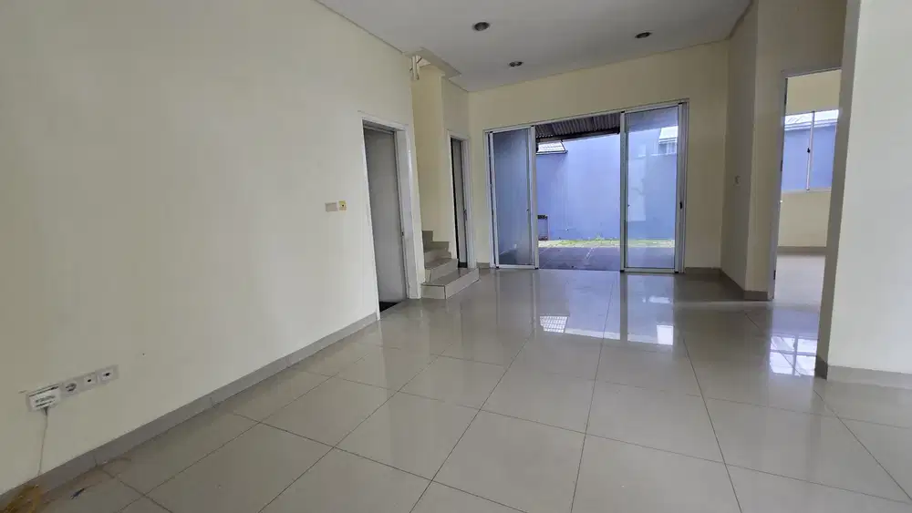 Rumah Hoek 2 Lantai Green Lake City 270m², SHM , Bagus