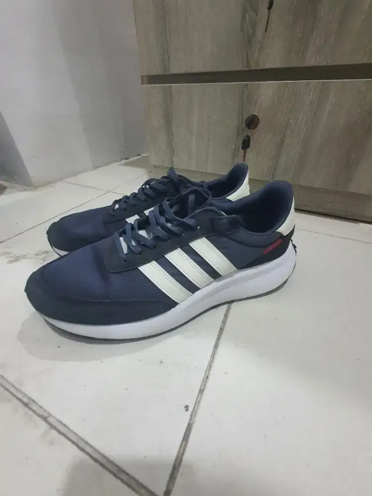 Sepatu lari adidas GIVE AWAY