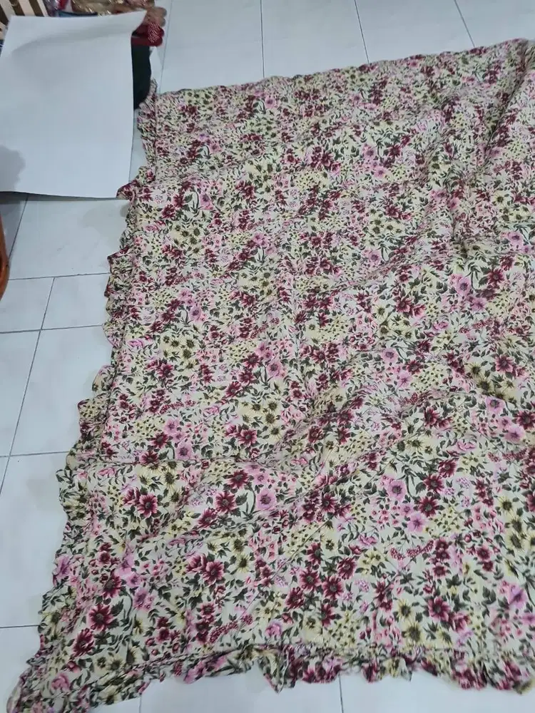 Bed Cover Bunga Ukuran 230 x 240 cm (Bekas)