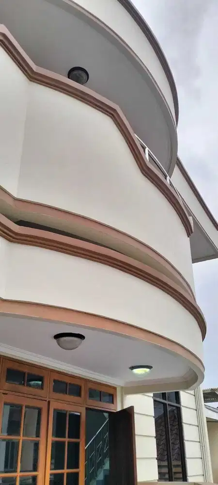 Dijual rumah new brand SHM 3 lantai , KT 7  KM 4