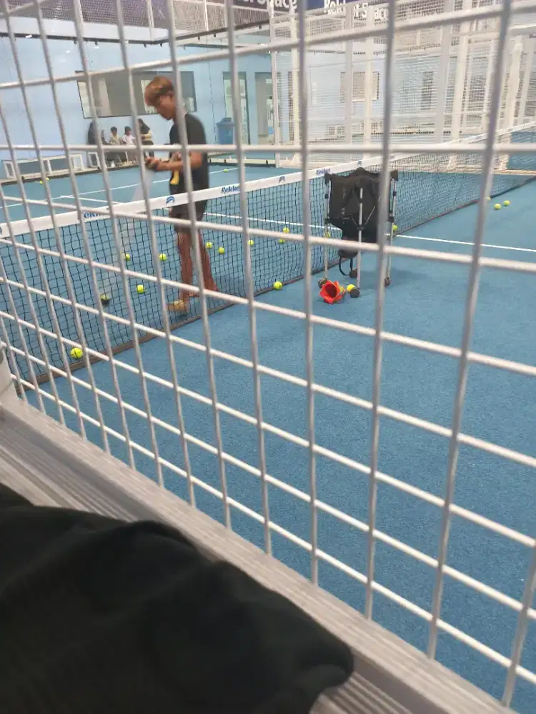 Asisten pribadi pelatih tennis Dan padel