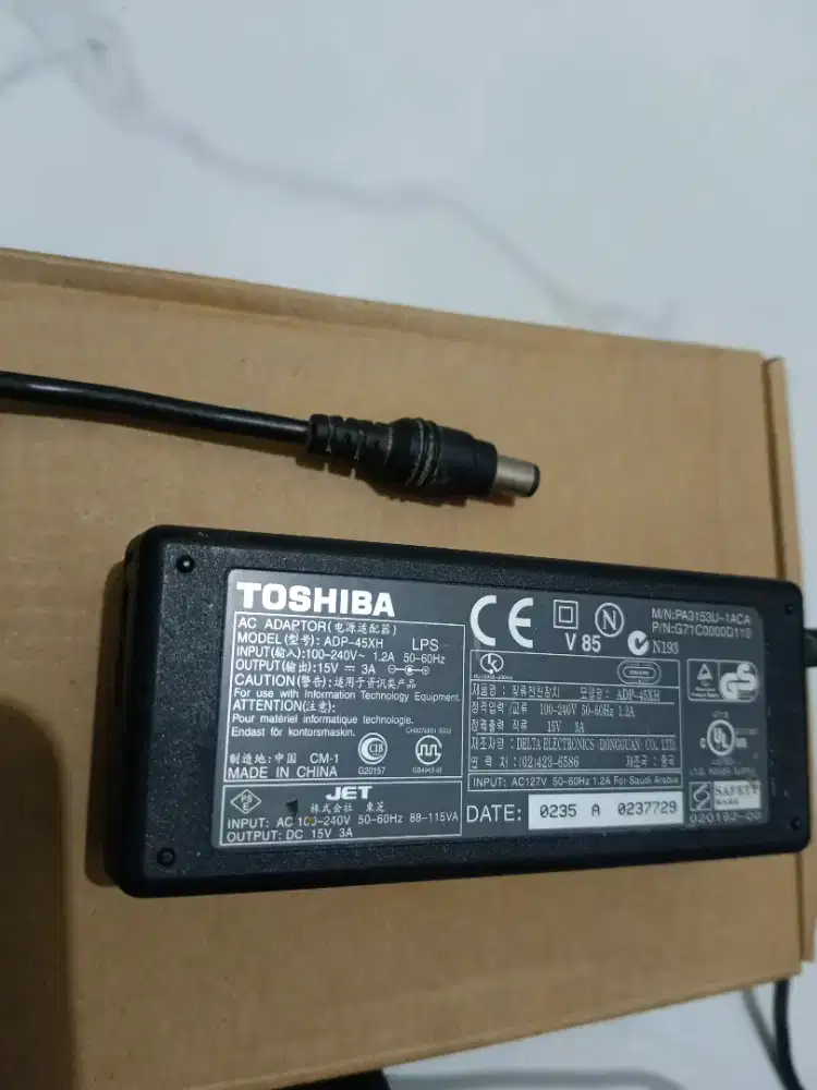 Charger toshiba ori bawaan laptop normal