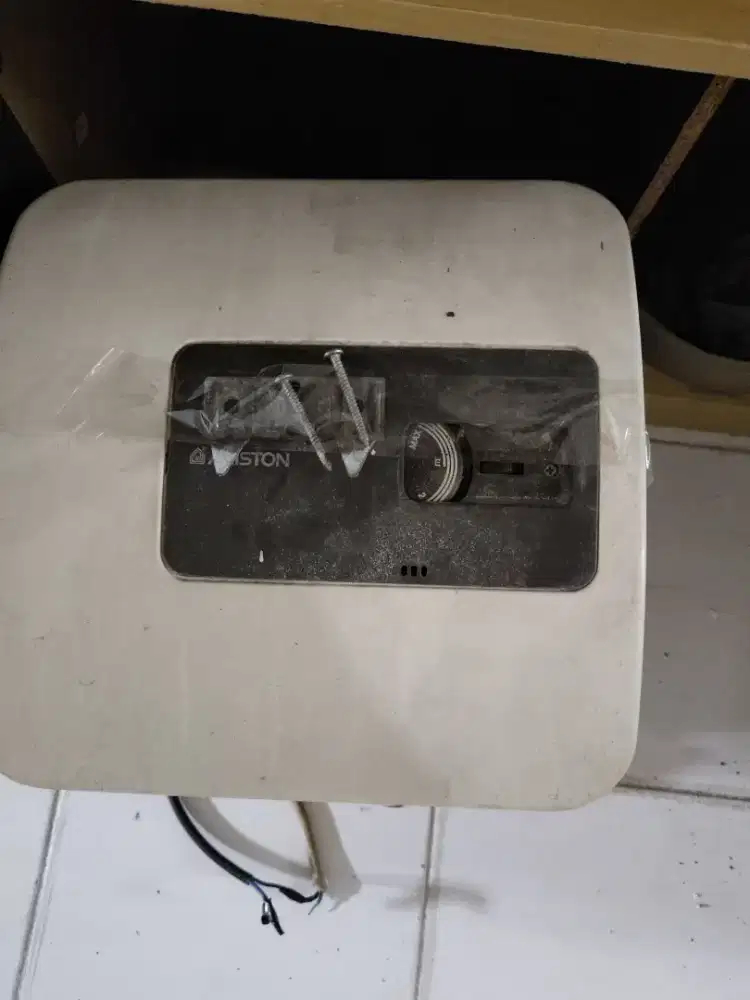 Pemanas air listrik untuk mandi mereka ariston