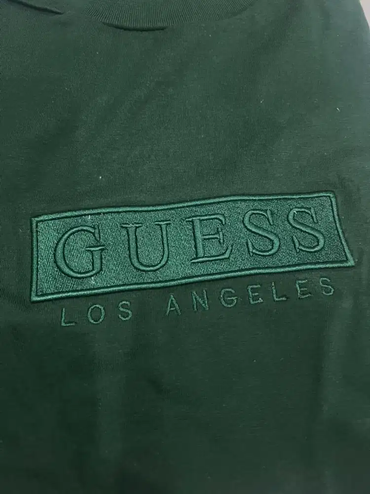 Preloved shirts, t-shirts, kaos GUESS warna jotol