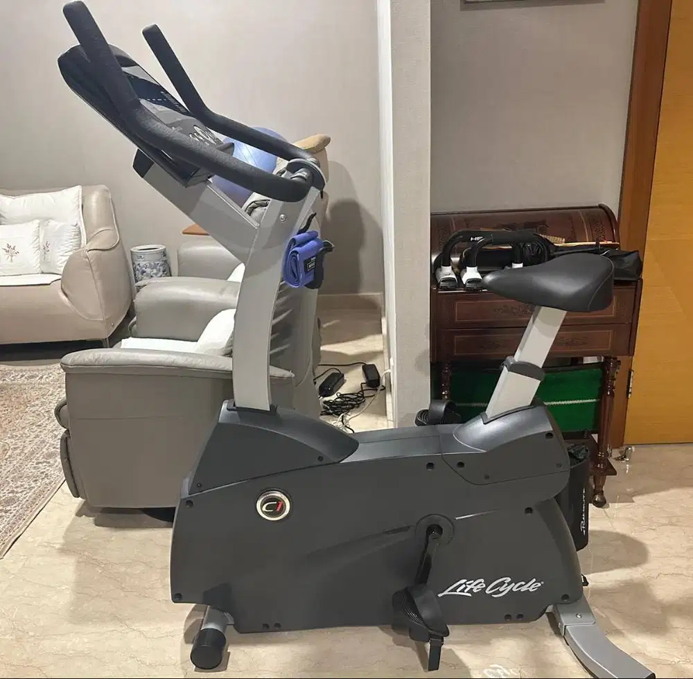 Life fitness Upright Bike With Go Console - sepeda listrik