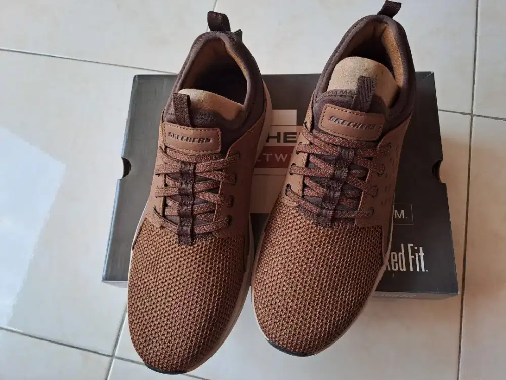 Sepatu coklat skechers