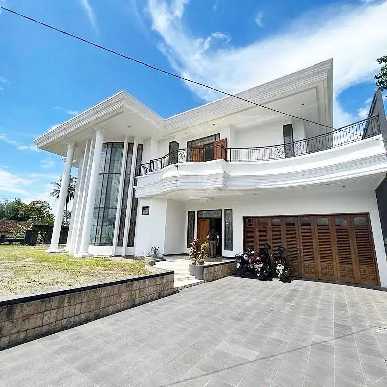 Rumah mewah  kolam renang dekat kampus UII jl Kaliurang Yogyakarta