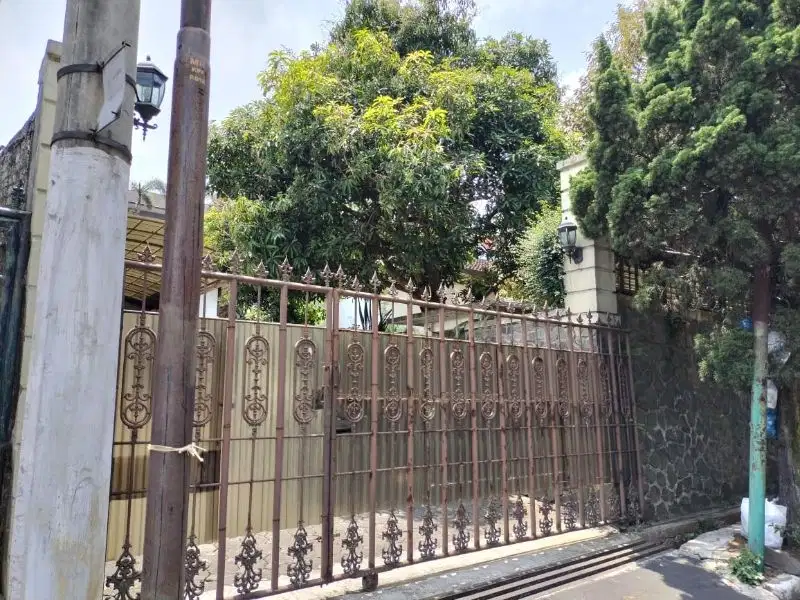 Dijual Rumah dgn lokasi sangat strategis di tengah kota Bandung