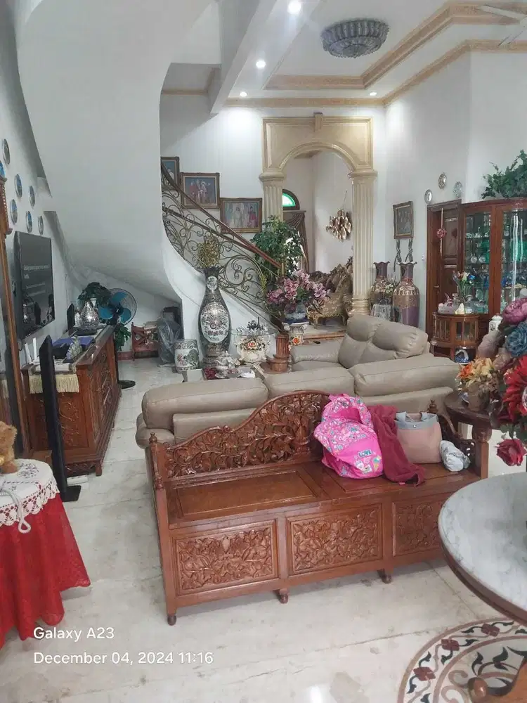 Rumah Mewah Dan Besar Model Classic Dalam Komplek Petukangan Selatan