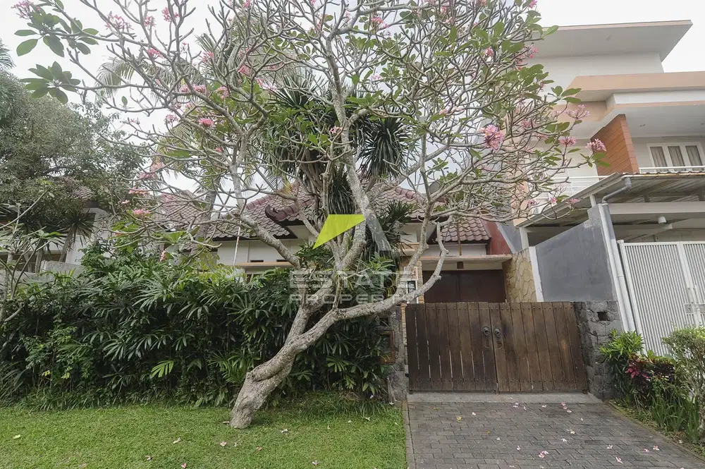 Rumah Klasik di area eksklusif Kota Araya