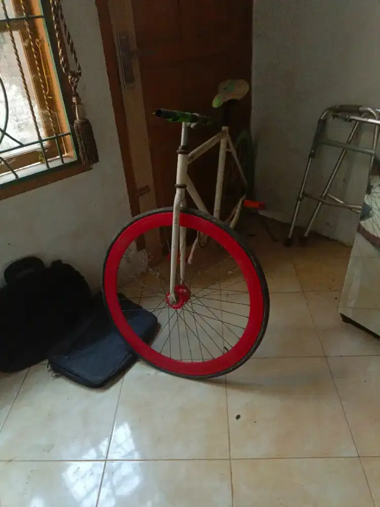 Sepeda Fixie Hijau Putih Merah