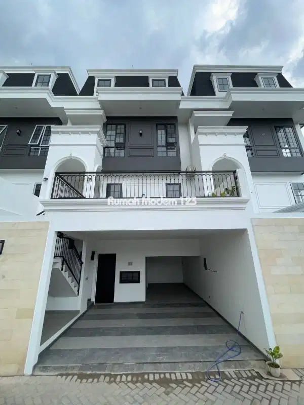 Rumah Mewah American Classic 3,5 LantaiDi Pejaten Jakarta selatan