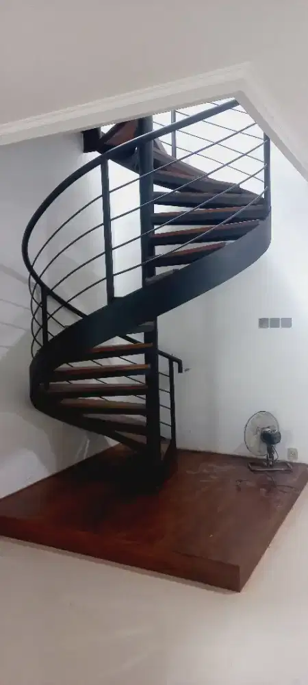 Tangga putar pijakan kayu