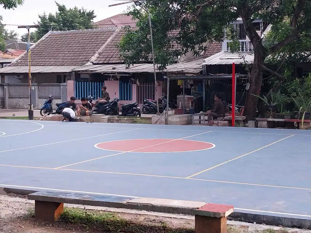 dijual rumah di jurangmangu barat di depan lapangan basket