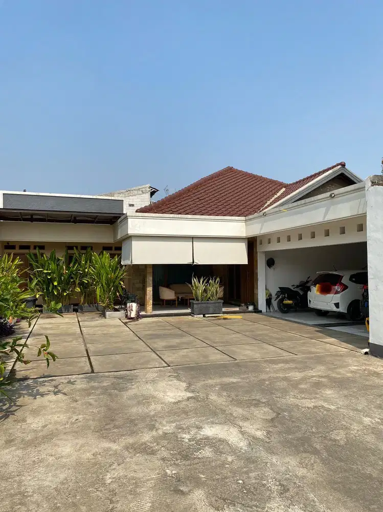 Rumah Strategis Pinggir Jalan di Jombang Raya