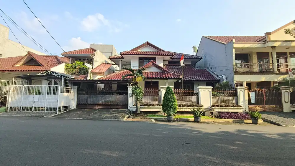 Rumah Dalam Komplek Asri Siap Huni Jalan Lebar 3 Mobil View Taman