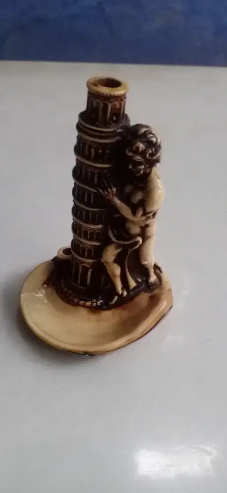 patung pajangan menara miring