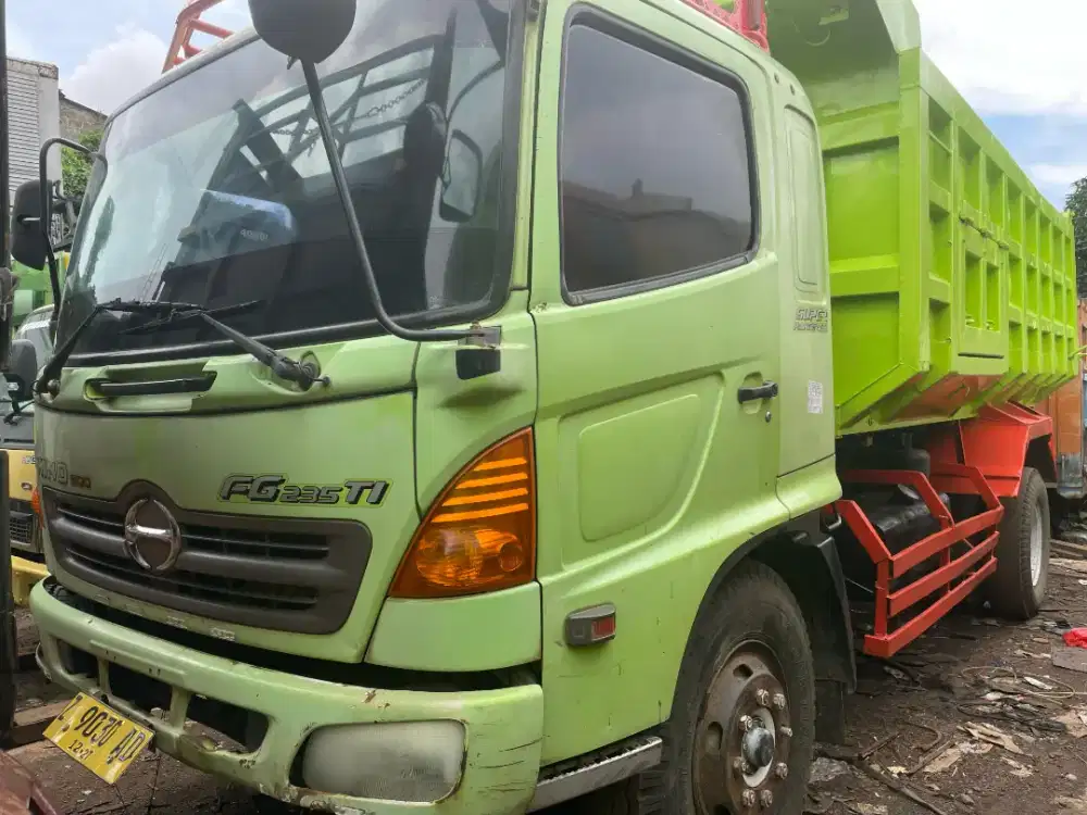 Hino ranger FG 235 JJ engkel dump 6 roda tahun 2013