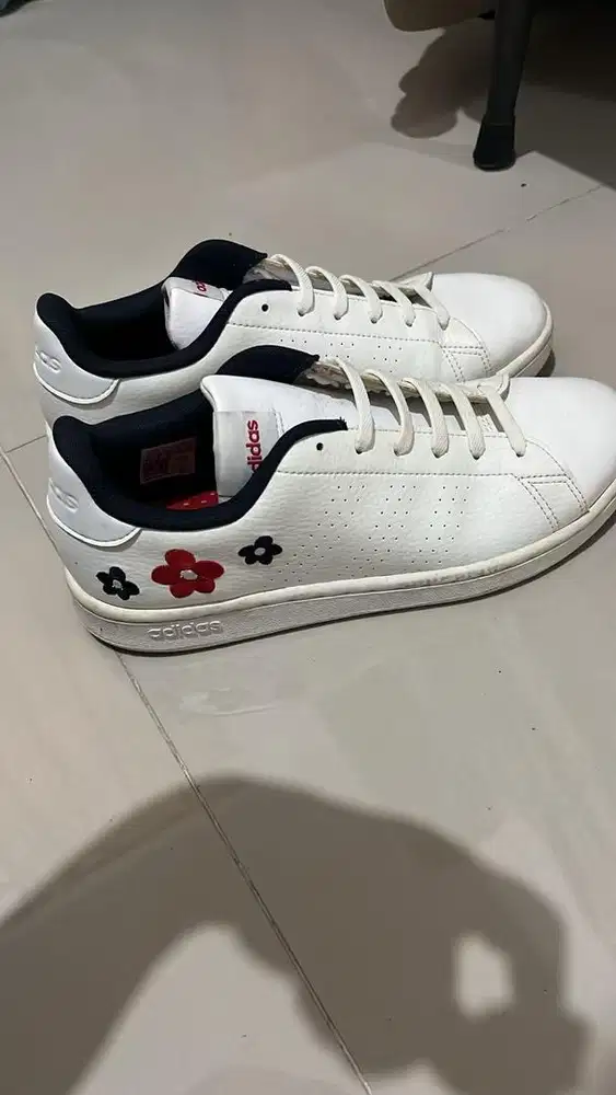 Sepatu adidas bekas
