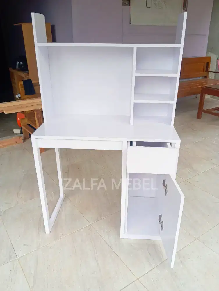 Meja belajar dengan rak buku