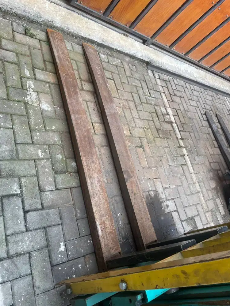 jual sepatu shoes forklip bekas 2,5 ton ( tambahan garpu foklip )