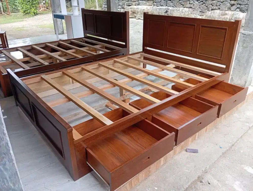 Dipan tempat tidur dengan laci