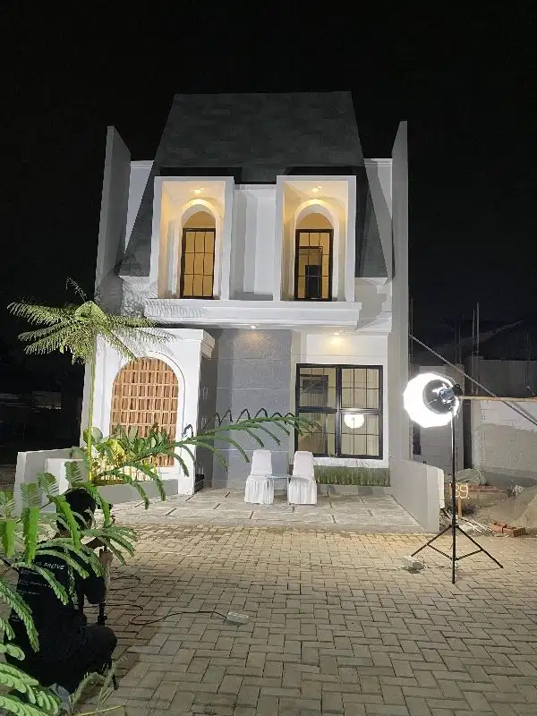 Di jual rumah mewah  2 lantai  di pondok cabe