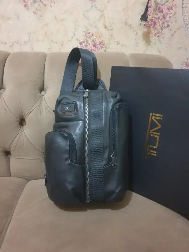 Mulus .authentic tas selempang .body bag tumi